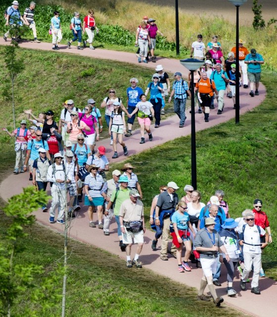 Los participantes caminan en el primer día en el 99° Aniversario de los Cuatro Días Marchas de Nijmegen / AFP