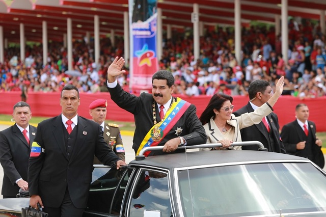 Maduro y Flores a su llegada al desfile militar del 5 de julio de 2015 / AVN