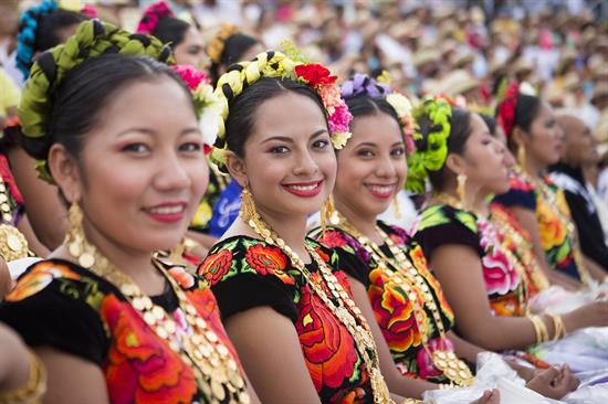 Foto: Bailarines participan en la tradicional fiesta de la Guelaguetza este, 20 de julio de 2015, en Oxaca (México). Grupos de danza de 25 delegaciones de las ocho regiones del estado de Oaxaca participan de fiesta de la Guelaguetza, que atrae a propios y extraños por la extraordinaria muestra de costumbres y cultura de este estado mexicano. EFE