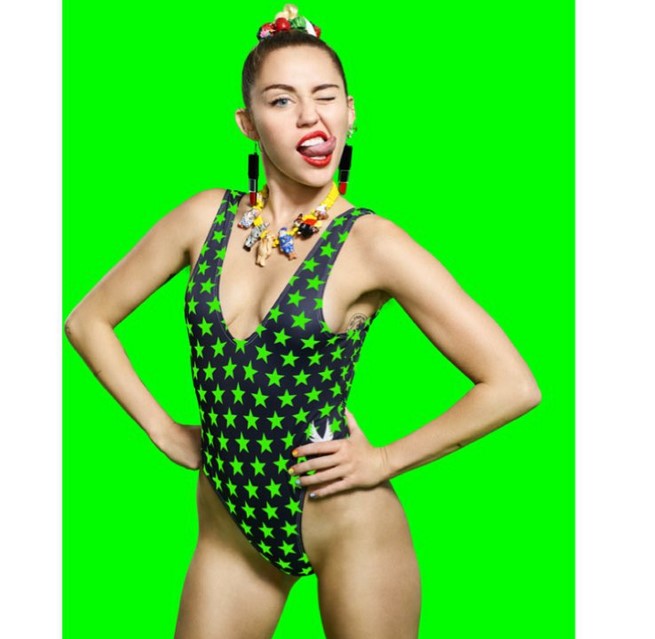 ¡Sin pudor! Miley Cyrus se desnuda completamente en la playa (FOTO)