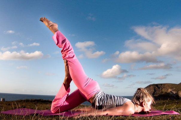 La práctica del yoga calma el estrés y la tensión