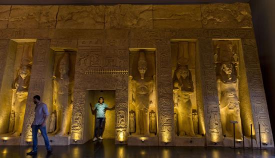 Foto: El artesano egipcio Hany Mostafa (c) ha presentado hoy en Pabellón de la Navegación en Sevilla su exposición "Ramses, Rey de Reyes", una muestra que incluye la réplica de la fachada del templo de Nefertari que el autor ha traído por primera vez a Europa y que se podrá visitar desde hoy en el Pabellón de la Navegación, en la Cartuja. EFE