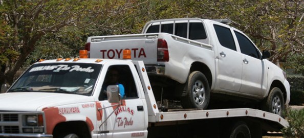 Foto: La Policía remolcó a la Vereda del Lago la camioneta. Ya le habían quitado los emblemas / laverdad.com