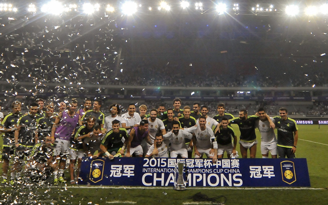 FUZ06 SHANGHAI (CHINA), 30/07/2015.- Los jugadores del Real Madrid celebran la victoria tras el partido amistoso ante el AC Milán que ambos equipos disputaron en Shanghai, China hoy 30 de julio de 2015. EFE/Xi Ya **PROHIBIDO SU USO EN CHINA**