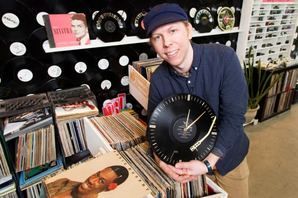 Patrick Chirico, propietario de Wrecords By Monkey en Brooklyn, muestra un reloj fabricado con vinilo de discos viejos. Chirico utiliza el vinilo de esos discos para crear joyas, objetos de arte, relojes y otros artículos. (AP Foto/Mark Lennihan)