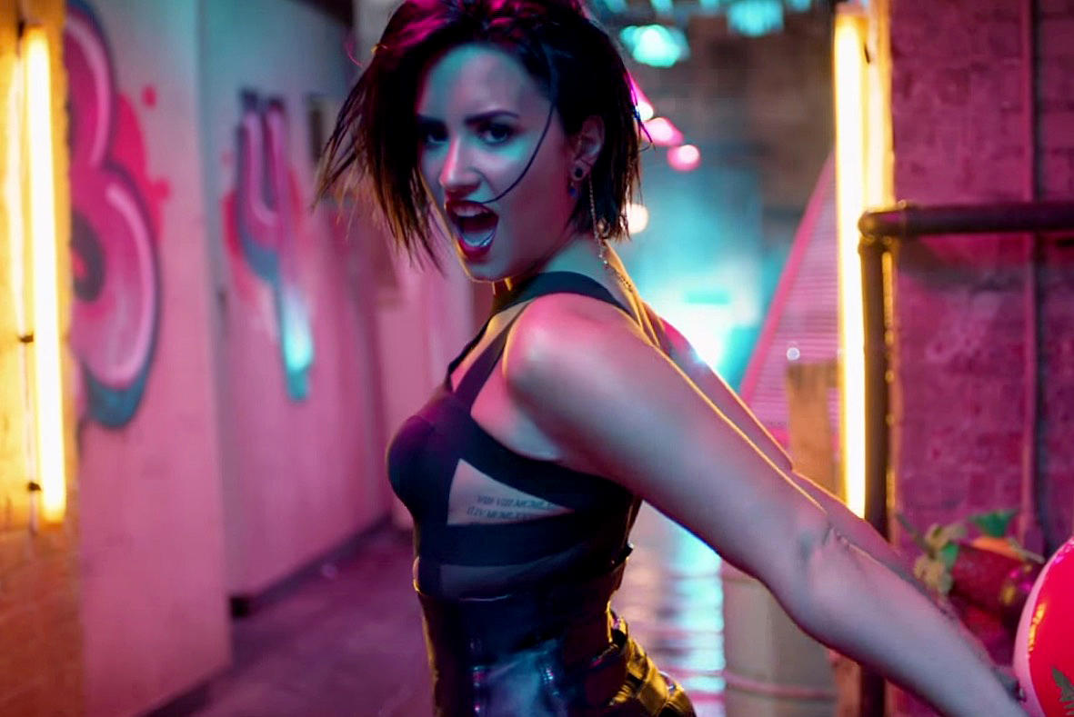 ¡Lo tenía bien escondido! Mira el cuerpazo de Demi Lovato en su nuevo video