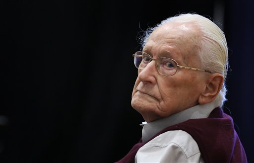 Foto: El exguardia nazi Oskar Groening antes del comienzo de su juicio en Lueneburg, Alemania, el 14 de julio del 2015. El acusado de 94 años oyó el 14 de julio del 2014 los alegatos finales / AP