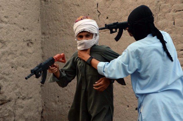 Foto: Los niños afganos juegan con pistolas de plástico, ya que celebran el segundo día de Eid al-Fitr, que marca el final del mes de ayuno del Ramadán, en las afueras de la ciudad de Jalalabad en el este de la provincia de Nangarhar. Afganistán prohibió la venta de fusiles Kalashnikov de imitación y otras armas de juguete 21 de julio después de que causaron lesiones a más de 100 personas durante las celebraciones de Eid, que busca frenar la cultura de la violencia entre los niños / AFP