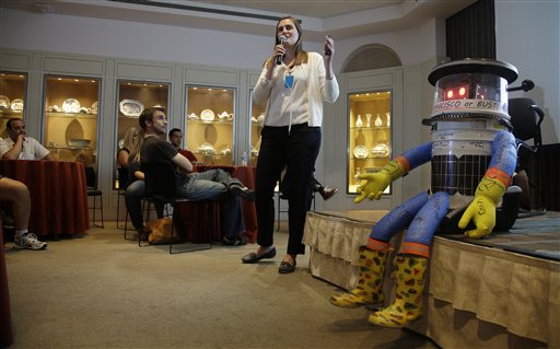 Foto: La cocreadora Frauke Zeller presenta el robot hitchBOT en el Museo Peabody Essex, el jueves 16 de julio de 2015, en Salem, Massachusetts / AP