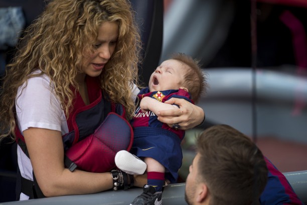 El bebé de Shakira y Piqué, Sasha, celebra sus seis meses pateando una  pelota de fútbol (VIDEO)