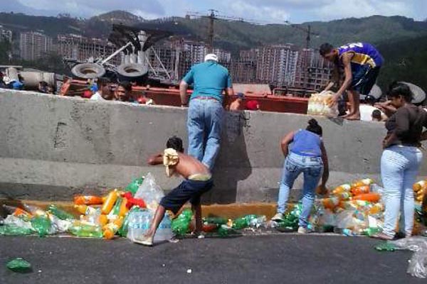 Saquean gandola de refrescos que se volteó en Tazón