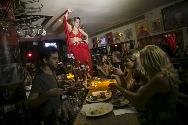 Foto: Una bailarina del vientre baila en la barra en el restaurante georgiano Nanuchka en Tel Aviv, Israel 15 de julio de 2015. Nana Shrier, propietario de Nanuchka, conmocionó mundo culinario de Israel cuando se retira todos los productos de origen animal en el menú. Nanuchka es parte de una tendencia creciente que ha transformado el centro financiero de Israel en un refugio para la cocina sin carne.  / REUTERS