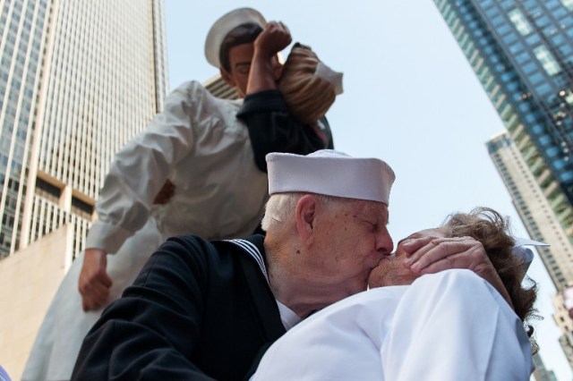 WWII Veterans Recreate Famous Kiss In Times Square Marking End of World War II