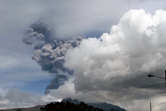 View of the Cotopaxi volcano spewing ashes in Pichincha province, Ecuador on August 14, 2015. The volcano spewed a column of ash five kilometers (3 miles) high on Friday, prompting officials to raise the alert level. AFP PHOTO / JUAN CEVALLOS