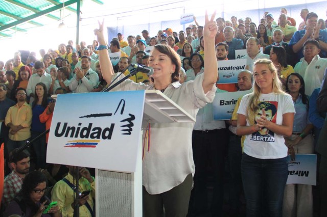 Mitzy en presentación de candidatos  de la MUD (1)