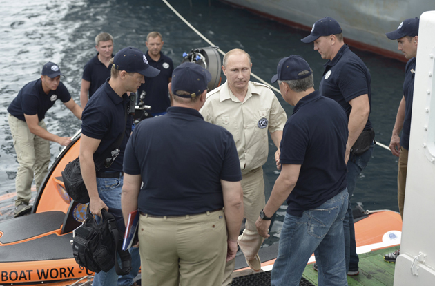 Russian President Vladimir Putin (C) walks after submerging into the waters of the Black Sea inside a research bathyscaphe as part of an expedition near Sevastopol, Crimea, August 18, 2015. REUTERS/Alexei Nikolsky/RIA Novosti/Kremlin ATTENTION EDITORS - THIS IMAGE HAS BEEN SUPPLIED BY A THIRD PARTY. IT IS DISTRIBUTED, EXACTLY AS RECEIVED BY REUTERS, AS A SERVICE TO CLIENTS.