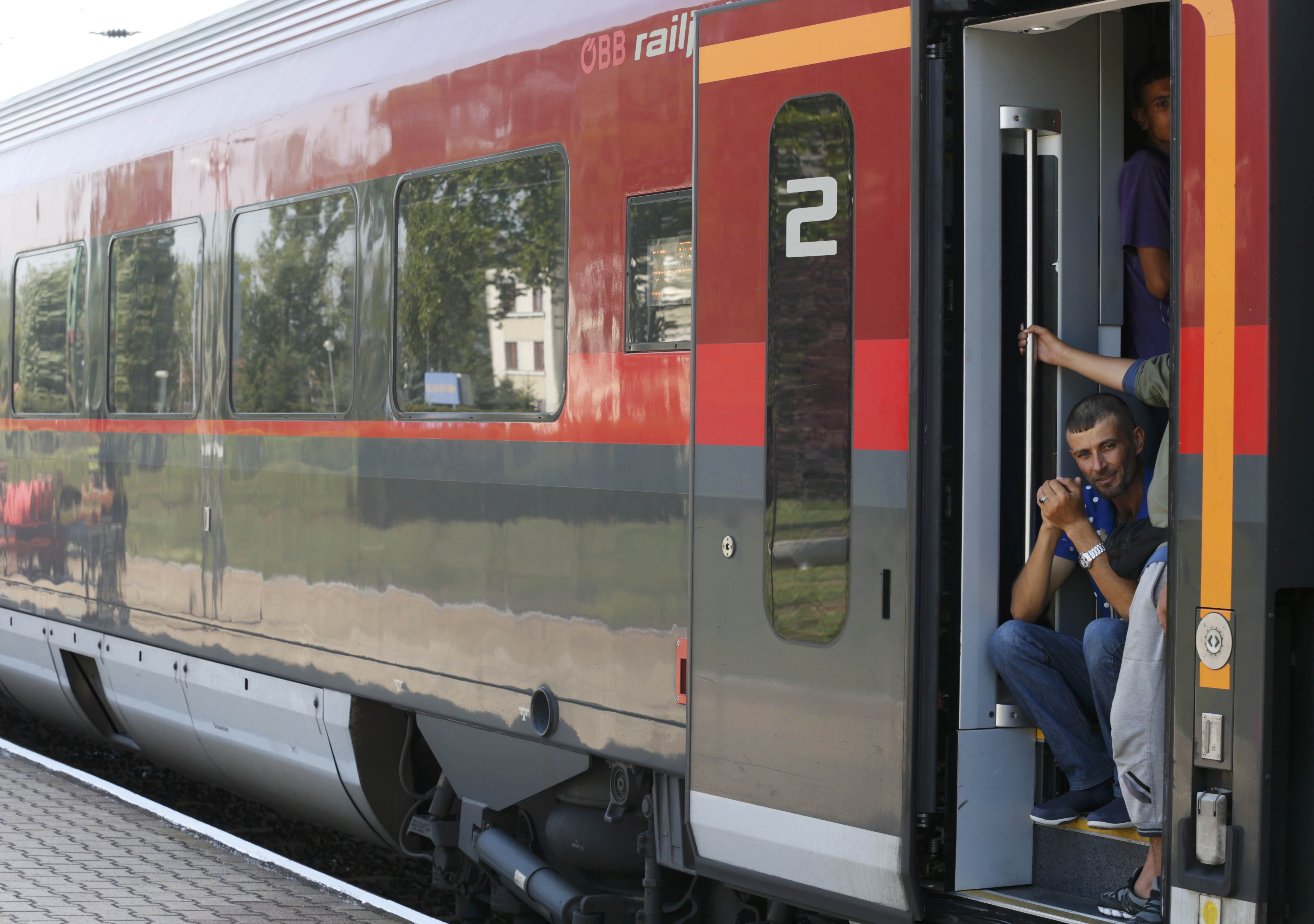 Detienen en la frontera con Austria un tren húngaro con centenares de migrantes