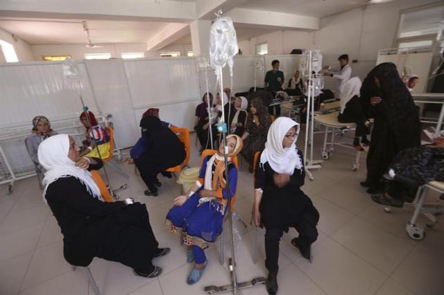 Niña afganas reciben tratamiento médico en un hospital tras presentar síntomas de envenenamiento en Herat, Afganistán, hoy, 31 de agosto de 2015. Más de cien niñas afganas han sido ingresadas en hospitales en Herat por envenenamiento. Las autoridades afganas investigan si puede tratarse de un ataque de los talibanes, quienes se oponen a la escolarización femenina. EFE/JALIL REZAYEE