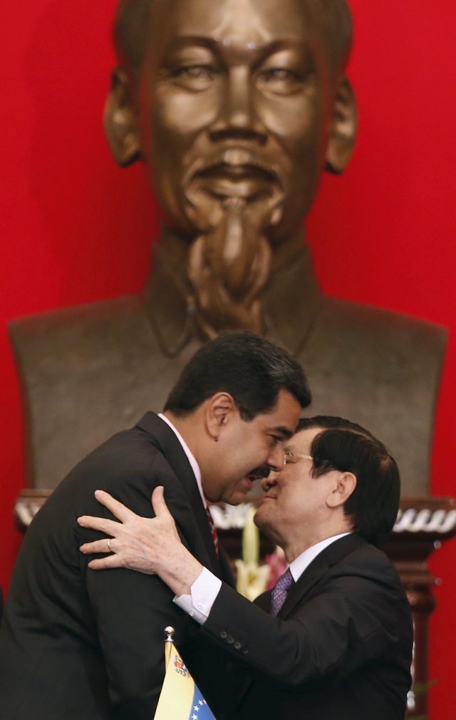 Venezuela's President Nicolas Maduro (L) embraces his Vietnamese counterpart Truong Tan Sang after a signing ceremony at the Presidential Palace in Hanoi, Vietnam August 31, 2015. REUTERS/Kham