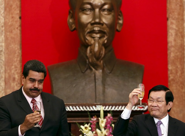 Venezuela's President Nicolas Maduro (L) and his Vietnamese counterpart Truong Tan Sang drink wine after a signing ceremony at the Presidential Palace in Hanoi, Vietnam August 31, 2015. REUTERS/Kham