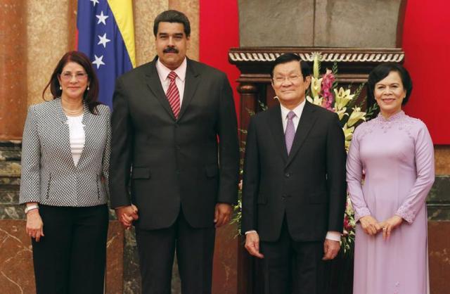 El presidente de Venezuela , Nicolás Maduro y su esposa Cilia Flores , el presidente vietnamita Truong Tan Sang y su esposa Mai Thi Hanh posan para una foto en el Palacio Presidencial en Hanoi , Vietnam 31 de agosto de 2015. Maduro se encuentra en Vietnam en una visita oficial. EFE / EPA / LUONG THAI LINH