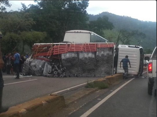 Reportan camión volcado en la ARC a la altura de Paracotos