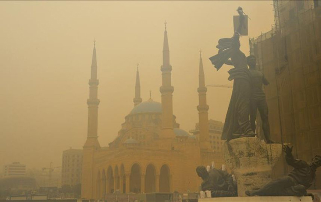 Una tormenta de arena envuelve a la estatua de los mártires hoy en Beirut (Líbano)EFE