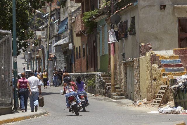 Vecinos de San Martín aseguraron que a veces los rollos del barrio se trasladan hasta la avenida. Crónica.Uno/Cristian Hernández