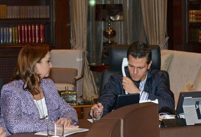  El mandatario mexicano, Enrique Peña Nieto (d), hoy, lunes 14 de septiembre de 2015, en la residencia oficial de Los Pinos, durante una reunión de urgencia con la Secretaria de Relaciones Exteriores, Claudia Ruiz Massieu (i), para coordinar las acciones de apoyo a los turistas mexicanos que resultaron heridos en Egipto. Las fuerzas de seguridad egipcias que atacaron "por error" a un grupo de turistas mexicanos lo hicieron vía aérea y con bombas, denunció hoy Ruiz Massieu, a partir del testimonio de los supervivientes. EFE/PRESIDENCIA DE MÉXICO