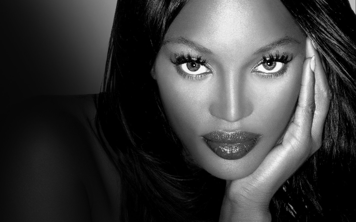 Naomi Campbell mostró los pezones en Instagram y le borraron la foto ¡Ay papá!