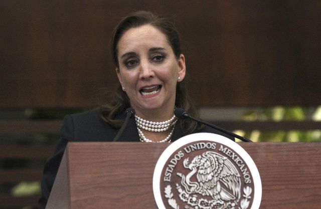 La canciller mexicana, Claudia Ruiz Massieu habla hoy, lunes 14 de septiembre de 2015, durante su salida desde el Aeropuerto Internacional de México hacía Egipto. La canciller Claudia Ruiz Massieu reveló esta noche que el Gobierno no tiene información sobre seis mexicanos que formaban parte del grupo de turistas que fue blanco de una "agresión injustificada" de fuerzas de seguridad de Egipto, antes de partir al país árabe con familiares de las víctimas. EFE/Mario Guzmán