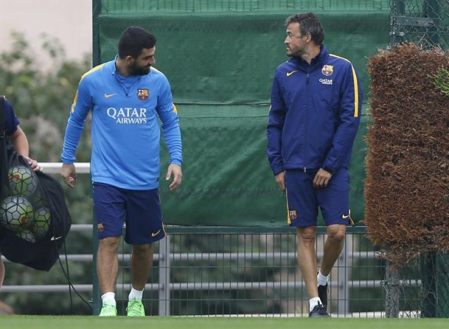  El jugador del FC Barcelona Arda Turan y el entrenador del equipo, Luis Enrique Martínez, durante el entrenamiento de la plantilla azulgrana en la ciudad deportiva Joan Gamper. EFE