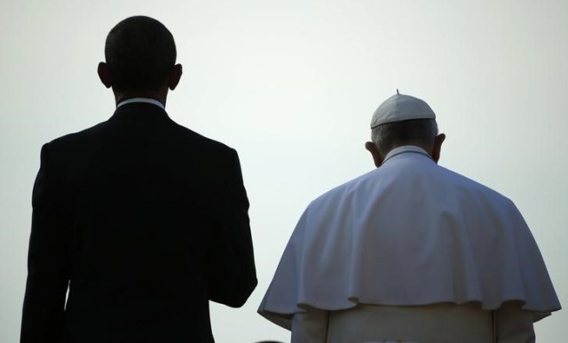 El Papa Francisco junto al presidente de Estados Unidos, Barack Obama, durante una ceremonia en la Casa Blanca, en Washington, 23 de septiembre de 2015. El Papa Francisco instó el miércoles a Estados Unidos a que ayude a luchar contra el cambio climático en "un momento crítico de la historia", al tiempo que pidió a los estadounidenses que construyan una sociedad verdaderamente tolerante e inclusiva. REUTERS/Jonathan Ernst