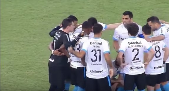 Este futbolista se hizo “pipí” en pleno juego… y juró que nadie lo vio (VIDEO)