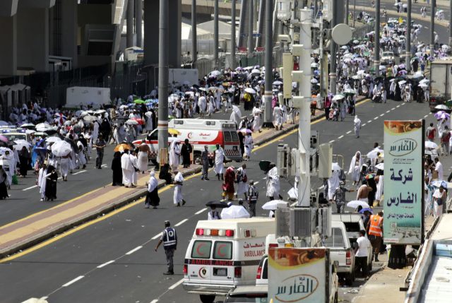  Al menos 717 personas murieron hoy y 805 resultaron heridas en una estampida en las afueras de la ciudad saudí de La Meca, provocada por la aglomeración y la entrada masiva de peregrinos que participaban en el rito musulmán de la peregrinación, informaron fuentes de la Defensa Civil saudí. En un comunicado, las fuentes explicaron que la causa de la tragedia ha sido el aumento en el flujo de peregrinos y la entrada repentina de un gran número de ellos hacia la zona donde se disponían a realizar un ritual. EFE/Amel Pain