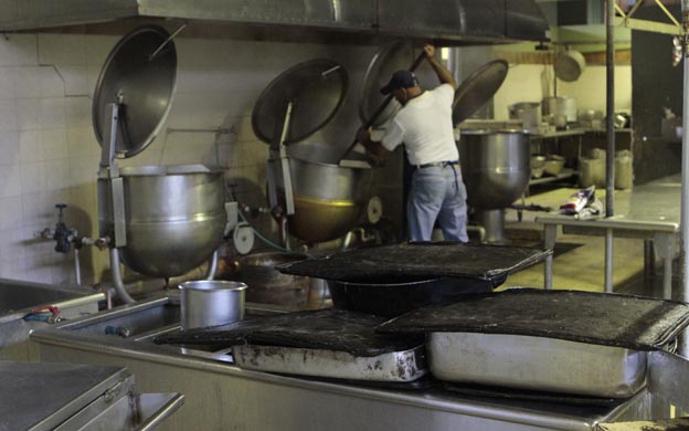 Foto: Algunos trabajadores denunciaron que los alimentos se dañan por falta de cavas /  Juan Guerrero - La Verdad