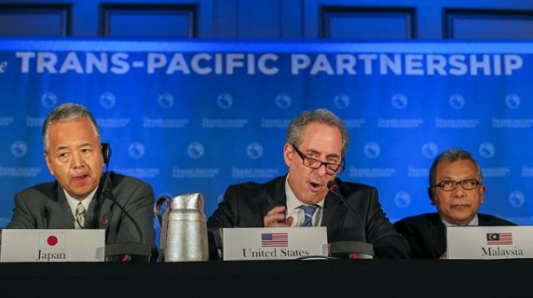 (ESTADOS UNIDOS) 05/10/2015 .- El representante de Comercio de Estados Unidos, Michael Froman (c), el ministro japonés de Política Económica y Fiscal, Akira Amari (i) y el ministro de Comercio Internacional e Industria malasio, Mustapa Mohamed (d), dan una rueda de prensa junto a los representantes de nueve países del Pacífico en Atlanta, Estados Unidos, hoy 5 de octubre de 2015, tras alcanzar un acuerdo para el más ambicioso pacto comercial jamás logrado, que representa el 40 % de la economía mundial. El acuerdo final pone en vía de aprobación al importante Tratado de Asociación Transpacífico (TTP, por su sigla en inglés). EFE/Erik S. Lesser