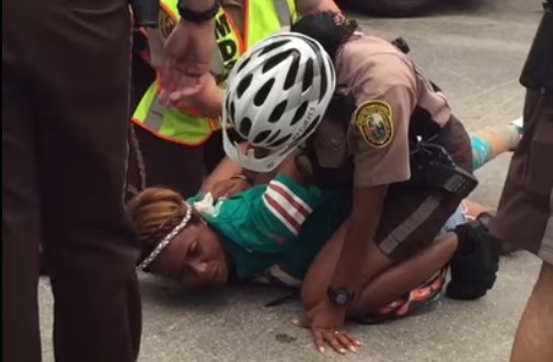 EN VIDEO: Así arrestaron a esposa de un jugador de la NFL