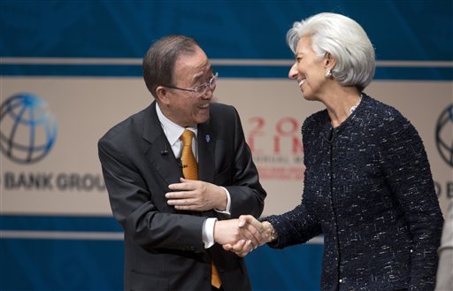 Foto: Christine Lagarde, directora gerente del Fondo Monetario Internacional, saluda al secretario general de la ONU Ban Ki-moon después de un foro, durante la reunión anual del Banco Mundial y el FMI en Lima, Perú, el viernes 9 de octubre de 2015 / AP