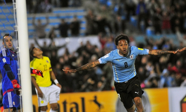 Uruguay golea 3-0 a Colombia y pisa fuerte en eliminatoria