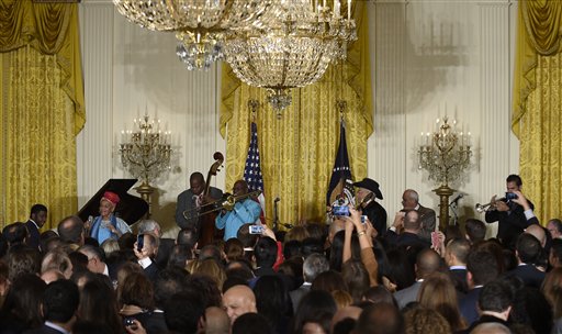 La orquesta cubana Buena Vista Social Club toca en la Casa Blanca, en Washington, el jueves 15 de octubre del 2015, como parte de las cerebraciones del Mes de la Herencia Hispana y el 25to aniversario de la Iniciativa de la Casa Blanca sobre Excelencia Educativa para los Hispanos. Es la primera vez en más de 50 años que un artista o grupo con sede en cuba se presenta en la Casa Blanca. (AP Foto/Susan Walsh)