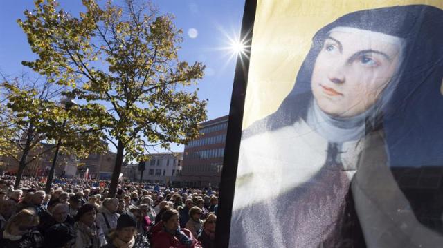  Clausura del V Centenario del nacimiento de Santa Teresa con una misa presidida por el Cardenal arzobispo de Valladolid, Ricardo Blázquez, en la Plaza del Mercado Grande de Ávila con la asistencia de unos 5.000 fieles. EFE/Raúl Sanchidrián