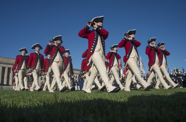 Soldados con el 3er Regimiento de Infantería del Ejército de Estados Unidos (La Vieja Guardia) marcha Fife y Drum Corps durante un desfile honores militares en honor del Presidente de Corea del Sur, Park Geun-hye en el Pentágono en Washington, DC, 15 de octubre de 2015. Foto: AFP / JIM WATSON