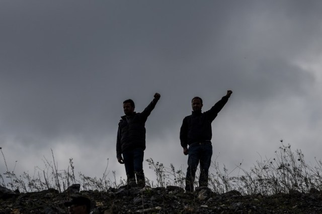 Dos hombres se levantan sus manos, ya que asistir al funeral de Serdar Ben, una víctima de los atentados individuales en Ankara, el 15 de octubre, 2015, en Estambul. Turquía se despertó de luto el 11 de octubre después de al menos 99 personas fueron asesinadas por supuestos suicidas en una manifestación por la paz de los activistas de izquierda y pro-kurdo en Ankara, el más mortífero ataque de este tipo en la historia reciente del país. AFP PHOTO / OZAN Kose