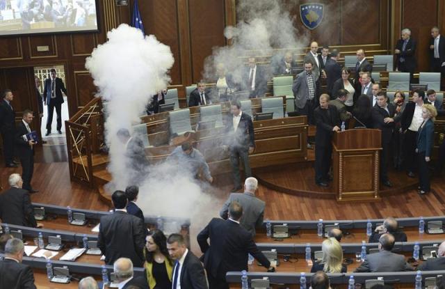  Miembros de la oposición lanzan gas lacrimógeno durante una sesión en el Parlamento de Kosovo, en Pristina en la república autoproclamada independiente de Kosovo, hoy, 15 de octubre de 2015. Los partidos opositores protestaron contra los acuerdos alcanzados durante el diálogo entre Kosovo y Serbia mediado por la Unión Europea. EFE/Petrit Prenaj