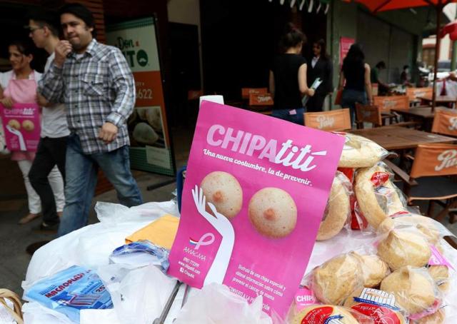 Vista de la venta de chipa en forma de senos en una calle de Asunción (Paraguay) hoy, miércoles 21 de octubre de 2015. Vendedores paraguayos, ofrecen desde esta semana un peculiar producto, una chipa con forma de seno, con el que buscan enseñar a las mujeres a hacerse el auto examen mamario para la detección precoz del cáncer, que en este país acaba con la vida de seis mujeres por semana. EFE/Andrés Cristaldo Benítez