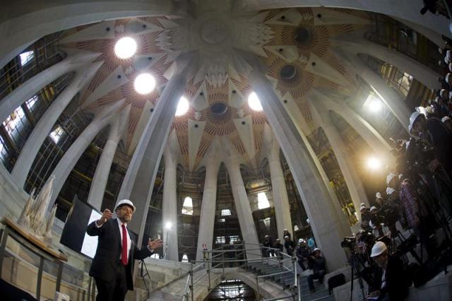 El arquitecto director de la Sagrada Familia, Jordi Faulí, durante la rueda de prensa que ha ofrecido hoy en la Sala Creuer del templo barcelonés, en la que ha señalado que la basílica diseñada por Antoni Gaudí estará acabada en 2026, y ha explicado el estado de la construcción y los nuevos elementos que se podrán ver el próximo año. EFE/Alejandro García