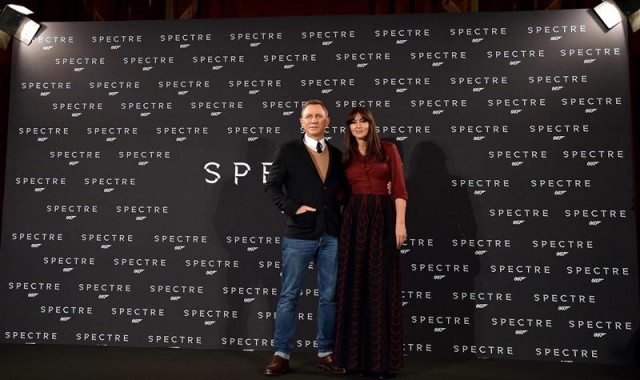  El actor británico Daniel Craig y la actriz italiana Monica Bellucci posan para los medios durante el pase gráfico de la nueva aventura de James Bond, "Spectre", en Roma, Italia, el 27 de octubre del 2015. EFE/Ettore Ferrari