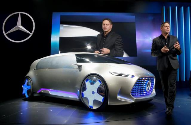 El jefe de diseño de Daimler AG, Gordon Wagner, presenta el auto concepto de Mercedes-Benz Tokyo Vision, en la 44 edición de la Feria del Automóvil de Tokio hoy, miércoles 28 de octubre de 2015, en Tokio (Japón). La feria se abrirá al público el 30 de octubre y se realizará hasta el 8 de noviembre de 2015. EFE/KIMIMASA MAYAMA