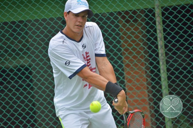 Luis David Martinez pegando de backhand